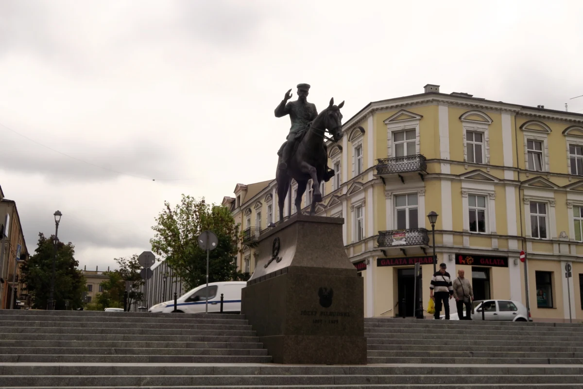 Plac Wolności w Kielcach czeka największa w historii miasta modernizacja. Władze zapowiadają gruntowną rewitalizację centralnej przestrzeni publicznej oraz budowę nowoczesnego, dwukondygnacyjnego obiektu podziemnego, który w razie potrzeby posłuży jako schron dla mieszkańców. Inwestycja, której koszt przekroczy 100 mln zł, ma być w większości sfinansowana ze środków unijnych.
