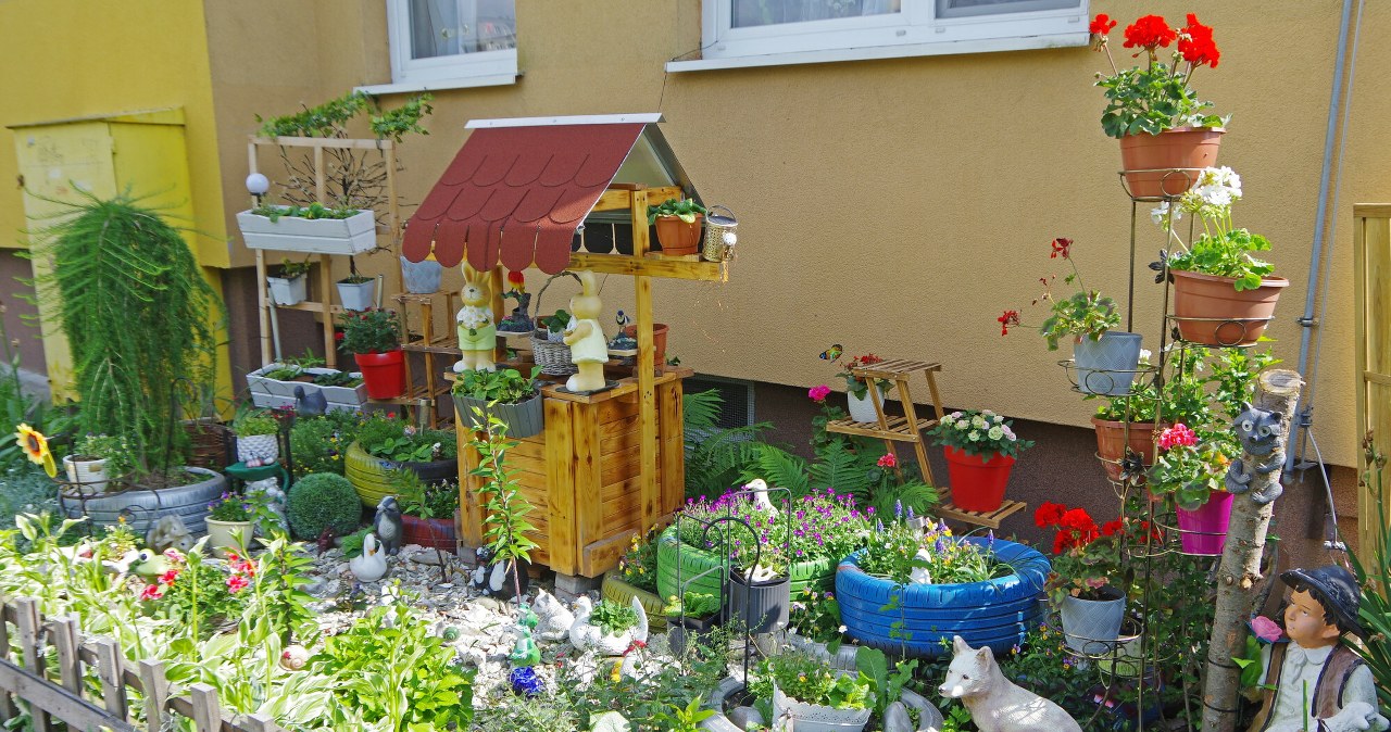 Sąsiadka stawia dekoracje w ogródku przy bloku. Czy można jej tego zakazać?