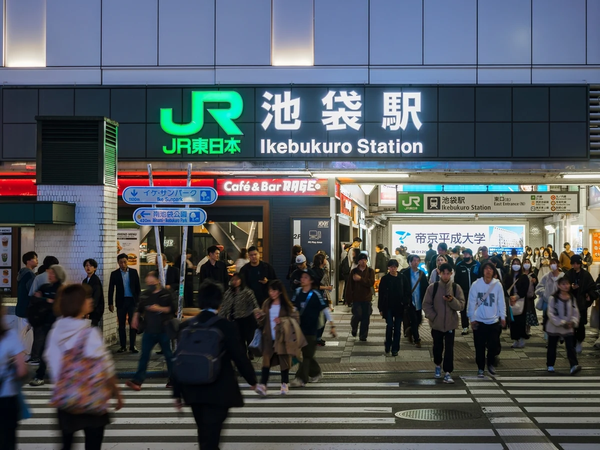 Wstrząsające sceny w jednej z najbardziej ruchliwych dzielnic Tokio. W czwartkowy wieczór w dystrykcie handlowym młoda pracownica sklepu z gadżetami marki Pokemon została zamordowana na oczach klientów. Sprawca ataku zmarł w wyniku odniesionych ran po tym, jak po dokonaniu zbrodni zwrócił ostrze przeciwko sobie.