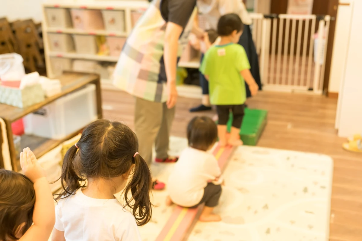 W Brzegu na Opolszczyźnie doszło do niepokojącego incydentu. Półtoraroczne dziecko opuściło żłobek bez opieki dorosłych. Jak wynika z dotychczasowych ustaleń, malucha zauważył przechodzień tuż obok placówki i natychmiast przekazał go opiekunom. Na szczęście sytuacja zakończyła się szczęśliwie.