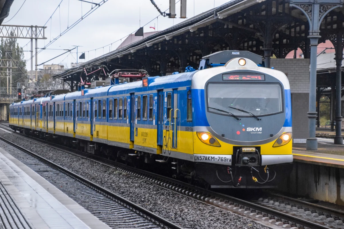 Od poniedziałku, 30 marca, pasażerowie w województwie pomorskim będą mogli korzystać z nowego udogodnienia – miesięczne bilety Polregio i SKM będą honorowane także w pociągach PKP Intercity. Na tym rozwiązaniu mają zyskać również podróżni z pociągów IC przyjeżdżających na Pomorze.