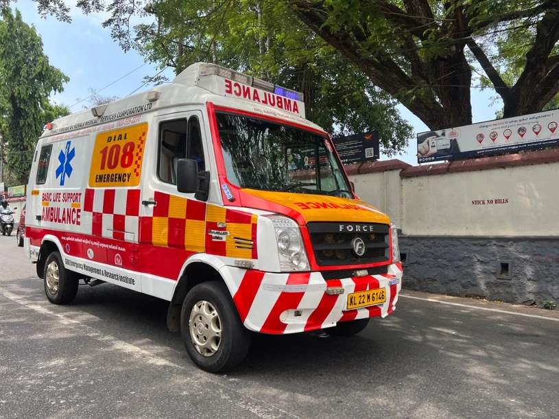 Pogrzeb odwołany. 50-latka z Indii wróciła do życia po wstrząśnięciu karetką