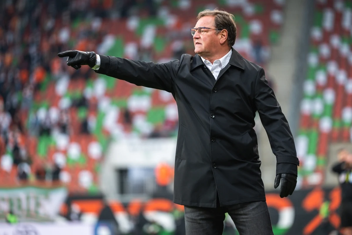 Selekcjoner Jan Urban odkrył karty przed dzisiejszym barażowym meczem z Albanią. W składzie jest jedna duża niespodzianka, ale fani talentu skrzydłowego FC Porto Oskara Pietuszewskiego będą musieli uzbroić się w cierpliwość. 17-latek zacznie mecz na ławce rezerwowych.