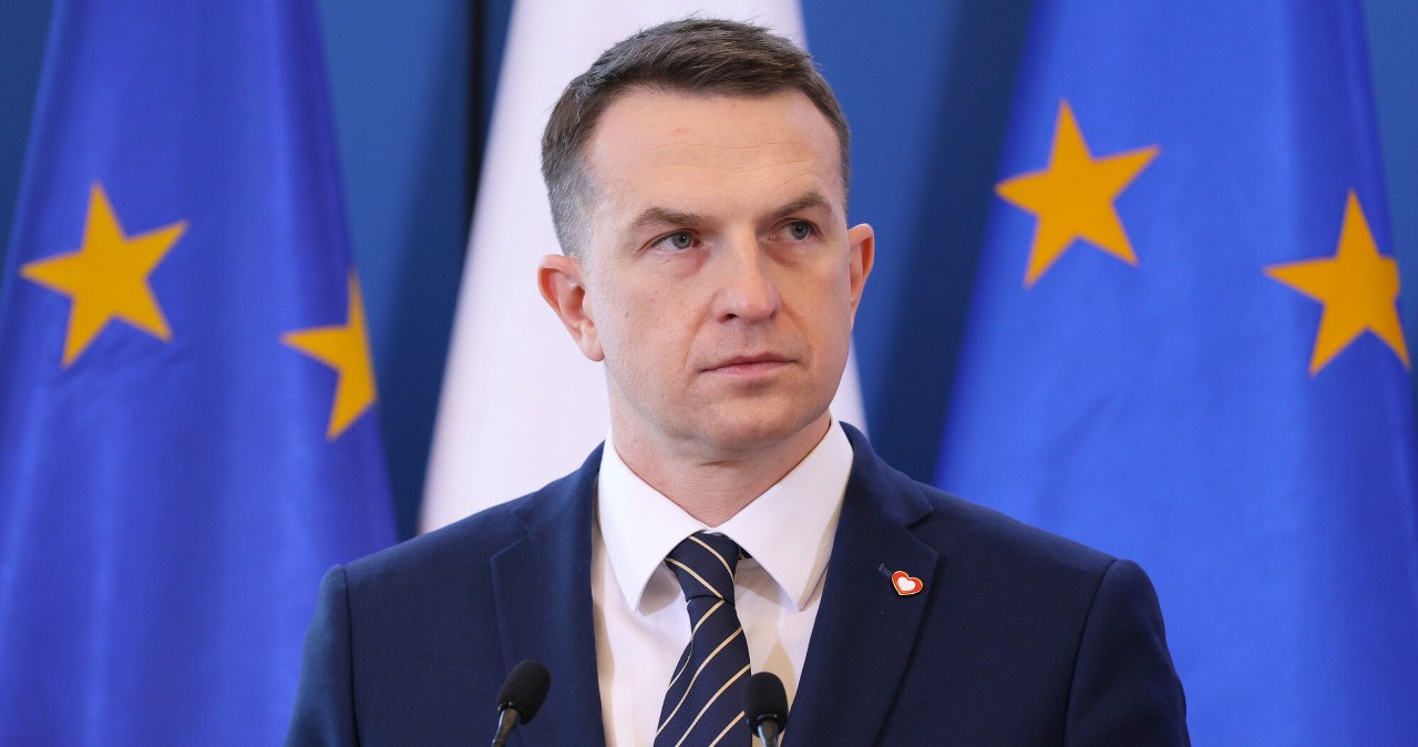 Rząd zdecydował w sprawie cen paliw. Adam Szłapka informuje