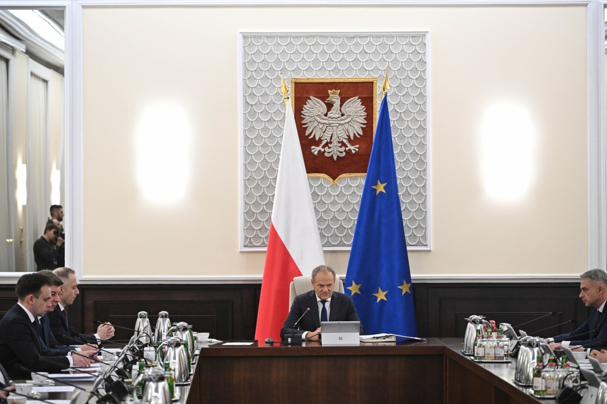 Rząd przyjął projekty ustaw ws. obniżenia cen paliw