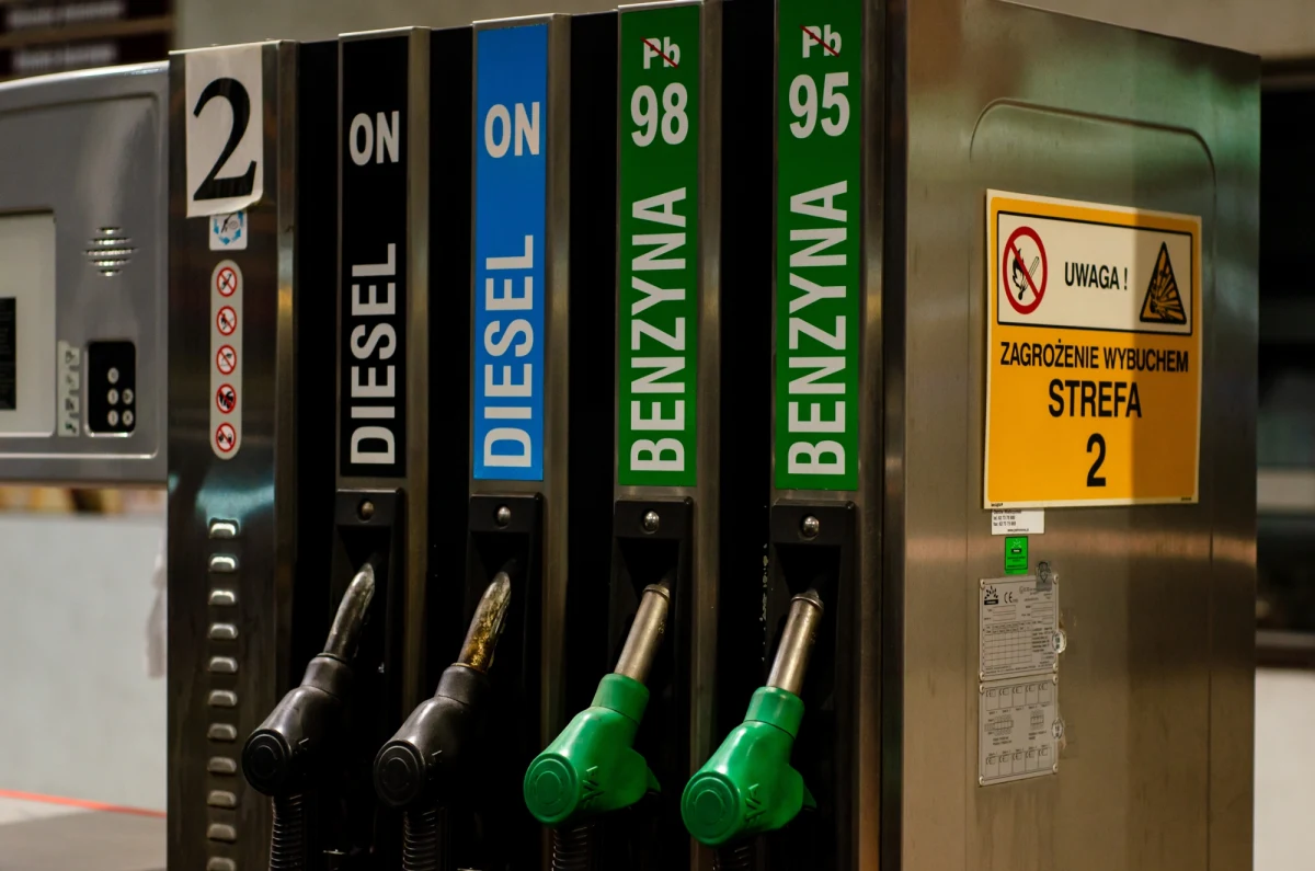 Obniżenie VAT na paliwa silnikowe jest niezgodne z unijnym prawem - przekazała dziennikarce RMF FM w Brukseli Komisja Europejska. KE nie chce bezpośrednio komentować zaprezentowanych przez polski rząd środków na obniżenie cen paliw. Jednak rzeczniczka KE ds. podatkowych Louise Bogey przekazała, że "dyrektywa VAT nie przewiduje możliwości zastosowania obniżonej stawki na dostawy paliw silnikowych".