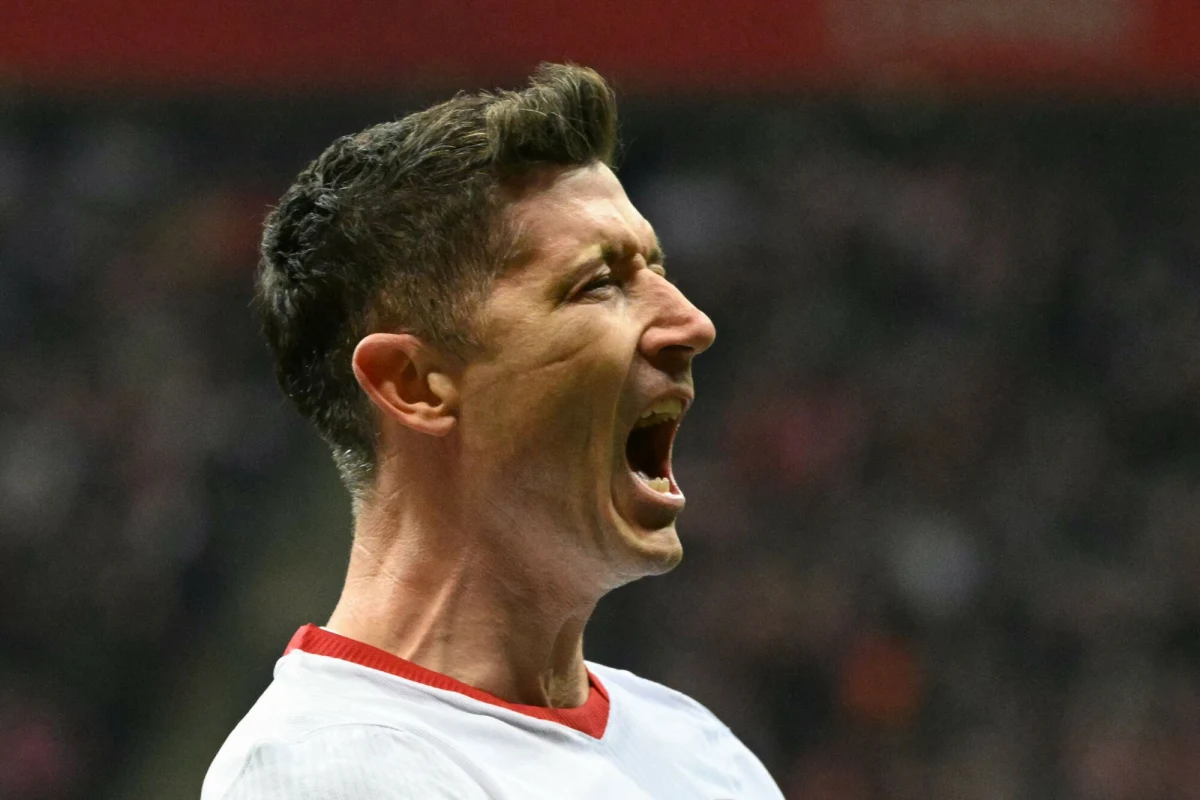 Bramki Roberta Lewandowskiego i Piotra Zielińskiego dały zwycięstwo na Stadionie Narodowym  w półfinale barażu z Albanią. O awansie na mundial zadecyduje starcie z reprezentacją Szwecji w Sztokholmie we wtorek. Bramkę dla Albańczyków strzelił przed przerwą Arber Hoxha.