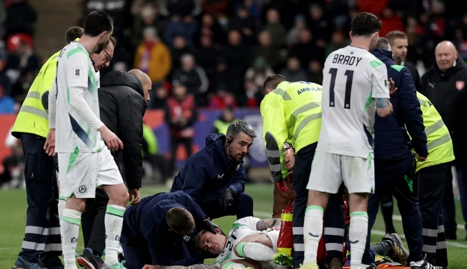 Koszmarne sceny w czeskiej Pradze. Irlandczyk padł na murawę. Cztery minuty oczekiwania