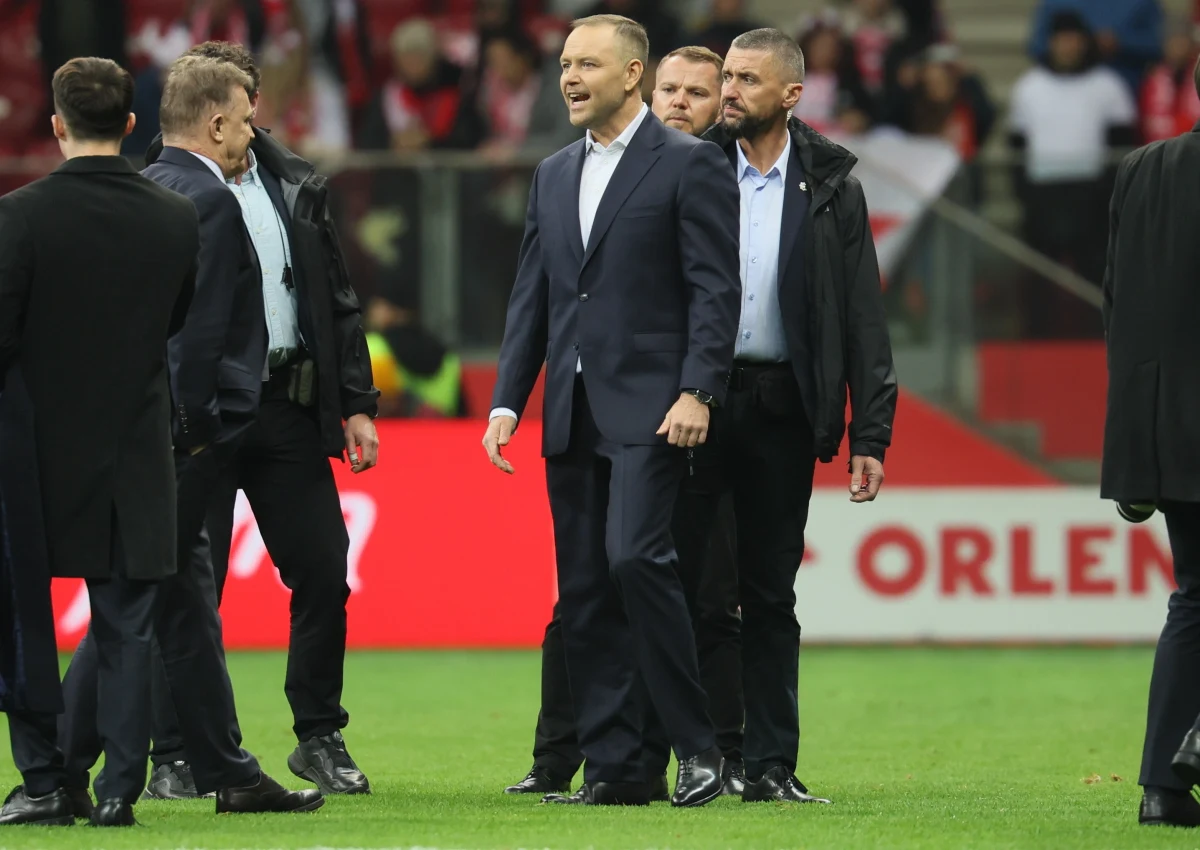 Polska reprezentacja piłkarska pokonała Albanię 2:1 w półfinale baraży o awans do mistrzostw świata. Po emocjonującym spotkaniu na Stadionie Narodowym drużyna Jana Urbana awansowała do finału, w którym zmierzy się ze Szwecją. Zwycięstwo zapewniły gole Roberta Lewandowskiego i Piotra Zielińskiego. Prezydent Karol Nawrocki odwiedził piłkarzy w szatni i pogratulował im zwycięstwa. Teraz oczekiwanie na decydujące starcie w Sztokholmie.