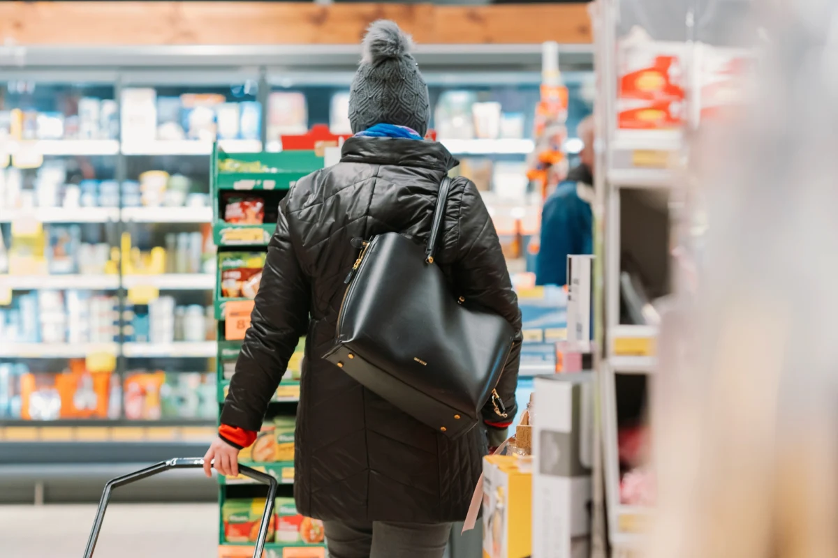 W najbliższą niedzielę można bezproblemowo zrobić zakupy. 29 marca wypada niedziela handlowa, a także Niedziela Palmowa. W ostatni weekend przed nadchodzącą Wielkanocą sklepy będą otwarte w całej Polsce. To doskonała okazja na większe przedświąteczne przygotowania. Następna niedziela handlowa będzie dopiero pod koniec kwietnia.