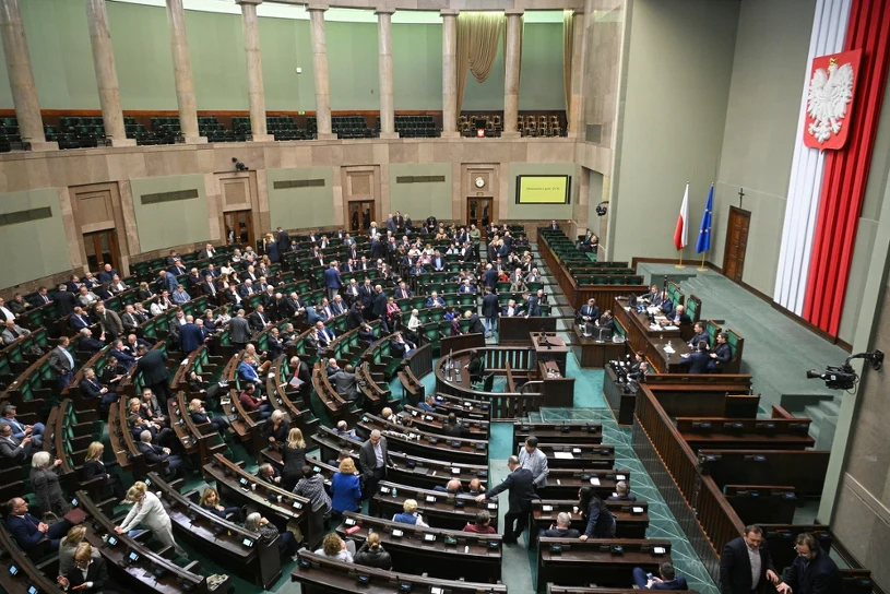 Zapadła decyzja ws. obniżki cen paliw. Sejm zagłosował