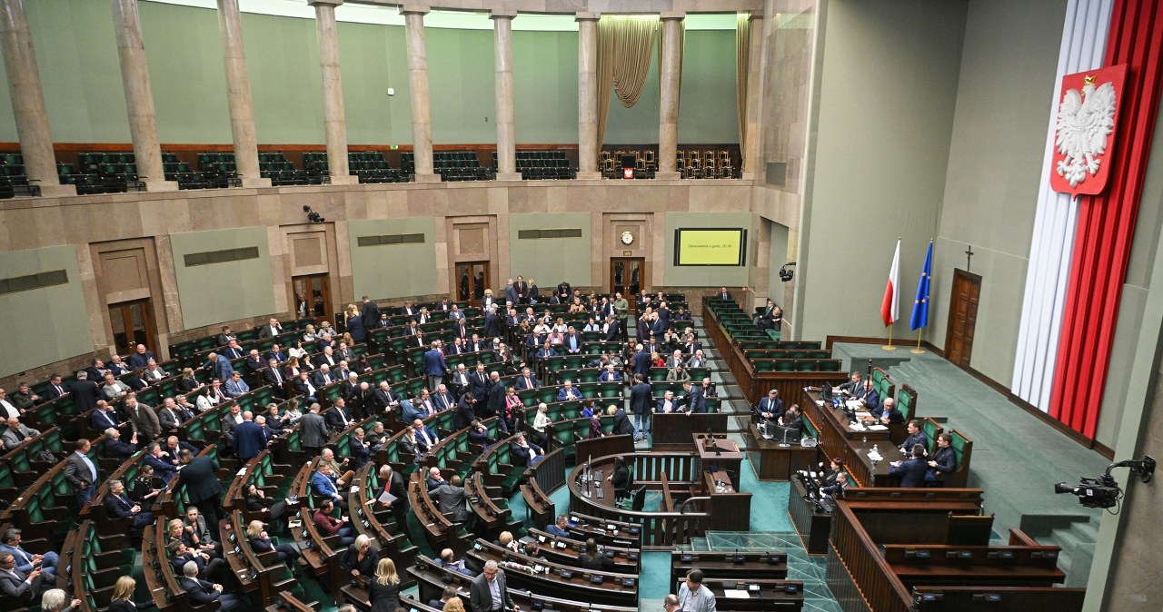 Zapadła decyzja ws. obniżki cen paliw. Sejm zagłosował