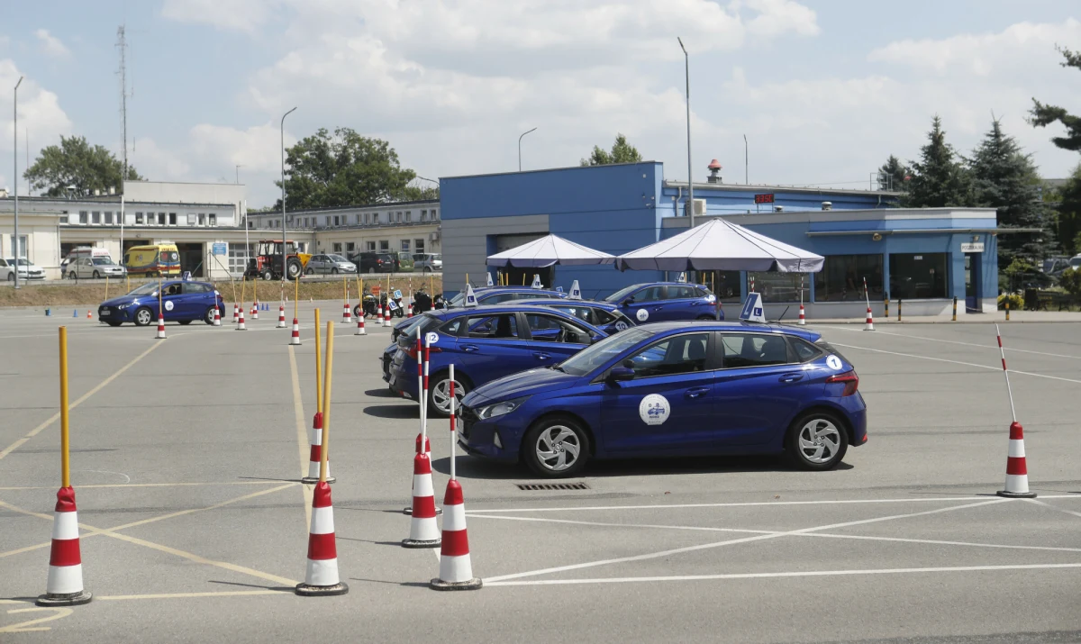 Ta wiadomość z pewnością ucieszyła wielu przyszłych kierowców. Minister infrastruktury Dariusz Klimczak zapowiedział w Porannej rozmowie w RMF FM, że jego resort pracuje nad zmianami w egzaminie na prawo jazdy. Ma zniknąć plac manewrowy. Na skrzynkę fakty@rmf.fm otrzymujemy Wasze komentarze. I choć wiele osób jest zachwyconych, to część jednak krytykuje ten pomysł. 