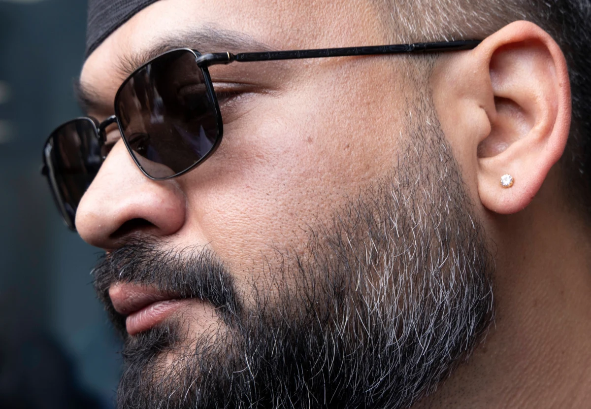 Nepal ma najmłodszego premiera w historii kraju. 35-letni Balendra Shah - inżynier budownictwa oraz raper znany pod pseudonimem Balen, został oficjalnie zaprzysiężony na stanowisko szefa rządu. Jego zwycięstwo to efekt zdecydowanego poparcia młodego pokolenia, które doprowadziło do upadku poprzedniego gabinetu po gwałtownych protestach. Nowy lider zapowiada rewolucyjne zmiany i nie zamierza rezygnować z muzycznej pasji.