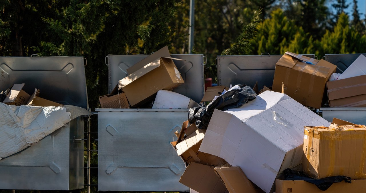Kosz zapchany niezgniecionymi kartonami sąsiada? Zobacz, co możesz zrobić