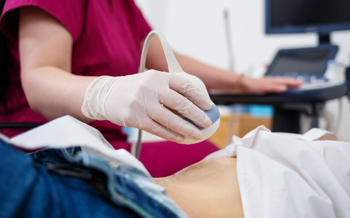 USG genetyczne jest jednym z najważniejszych badań prenatalnych wykonywanych w trakcie ciąży. Pozwala ocenić rozwój płodu oraz wykryć ewentualne nieprawidłowości już na bardzo wczesnym etapie życia dziecka. Badanie jest nieinwazyjne, bezpieczne dla matki i płodu, a jednocześnie dostarcza lekarzowi wielu istotnych informacji diagnostycznych.