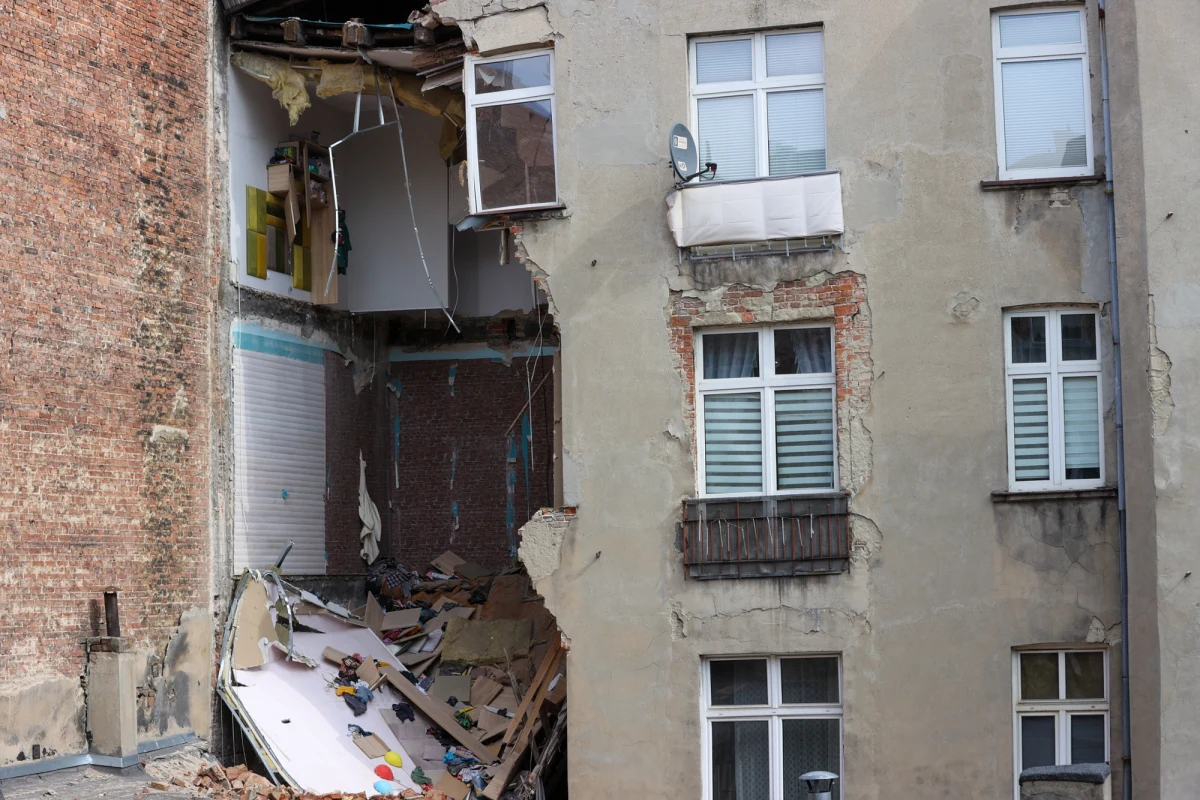 Co najmniej 4 kamienice mają zostać wyburzone w związku z budową tunelu średnicowego w Łodzi. Szef resortu infrastruktury Dariusz Klimczak ocenił w RMF FM, że z powodu nieprawidłowości z czasów rządu PiS-u ta inwestycja ma "ogromne kłopoty" różnego rodzaju.