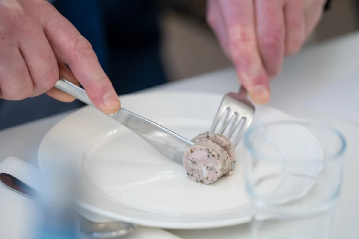 Certyfikacja kiełbasy białej parzonej wielkopolskiej odbyła się w czwartek w Poznaniu. Produkt od 2017 roku posiada unijne Chronione Oznaczenie Geograficzne. Oznacza to, że tylko wyroby powstałe według ściśle określonej receptury i na wyznaczonym obszarze Wielkopolski oraz kilku powiatów dwóch sąsiednich województw mogą nosić tę nazwę.