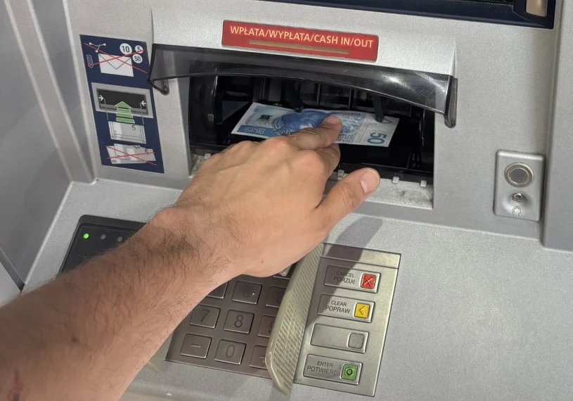 Skarbówka dowie się o dużej wpłacie — banki mają obowiązek informować