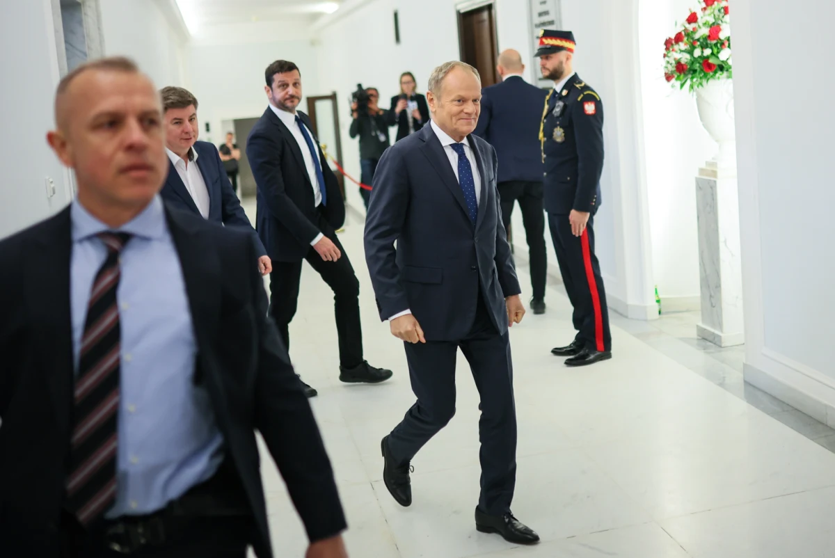 Zapowiadany przez premiera Donalda Tuska pakiet CPN, czyli Ceny Paliwa Niżej został ekspresowo przyjęty przez posłów. Sejm przegłosował projekty ustaw, które mają obniżyć akcyzę na paliwa oraz wprowadzić maksymalne ceny detaliczne. Jeszcze dziś ustawy trafią do Senatu, a potem od razu do prezydenta. To odpowiedź rządu na rosnące ceny paliw w związku z konfliktem na Bliskim Wschodzie. Obniżki mają sięgnąć 1,2 zł na litrze.