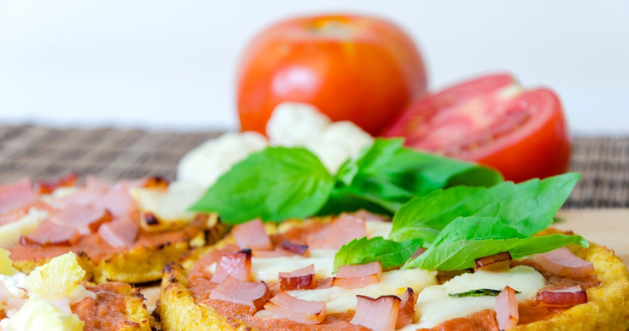 Obłędny smak i zero wyrzutów sumienia. Pizza z serka wiejskiego w 25 minut