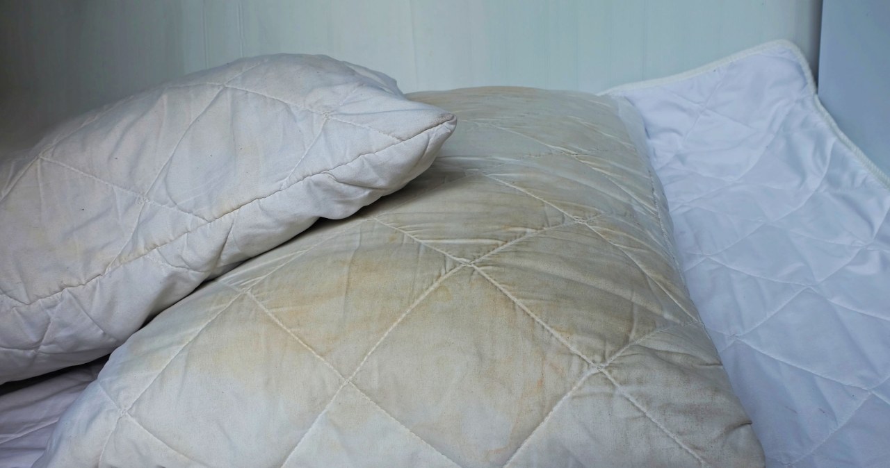 Żółte plamy na poduszkach to już przeszłość. Tak łatwo je usuniesz