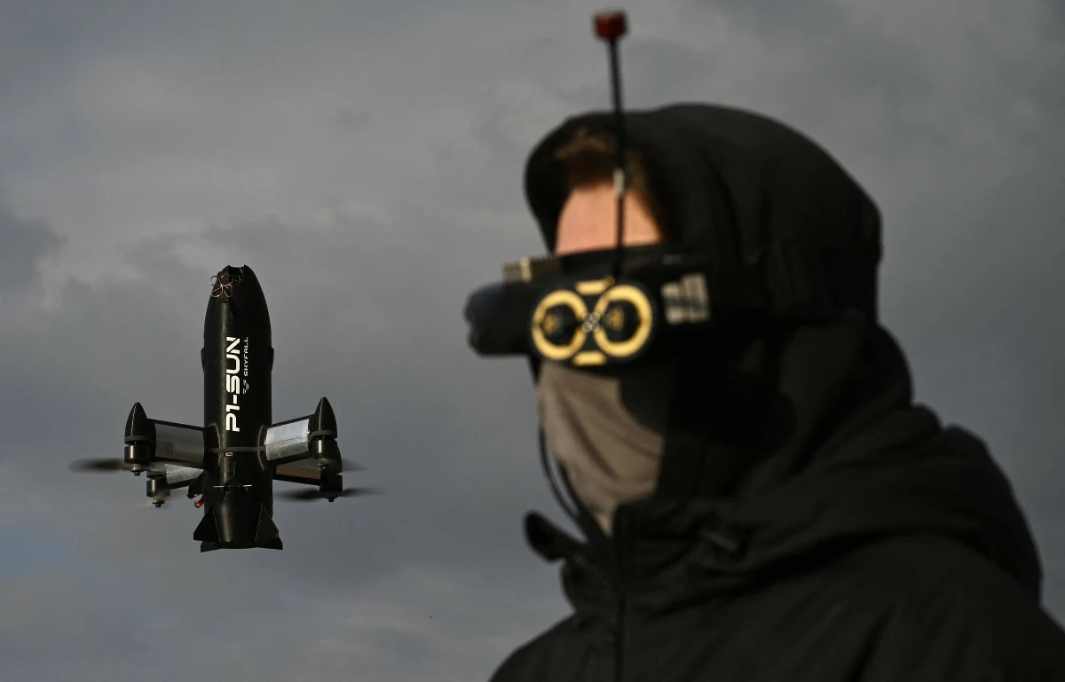 Ukraina zyskuje przewagę na froncie, odpierając kolejne szturmy sił rosyjskich i eliminując tysiące żołnierzy. Analitycy piszą, że obecna sytuacja to efekt nieustannie rozwijanych przez Kijów technologii dronowych. "Poziom ich innowacyjności jest nie z tej ziemi" - przyznaje amerykański generał Steven Whitney.