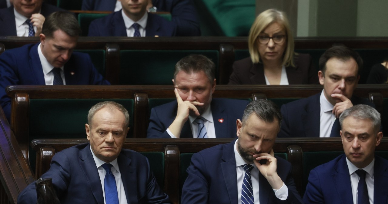 Spadają notowania rządu, rosną premiera. Najnowszy sondaż