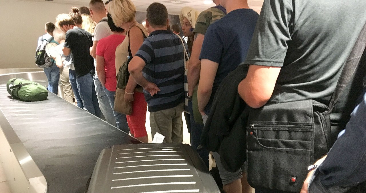 Możesz kupić bilet i... nie dostać miejsca w samolocie. Co wtedy?