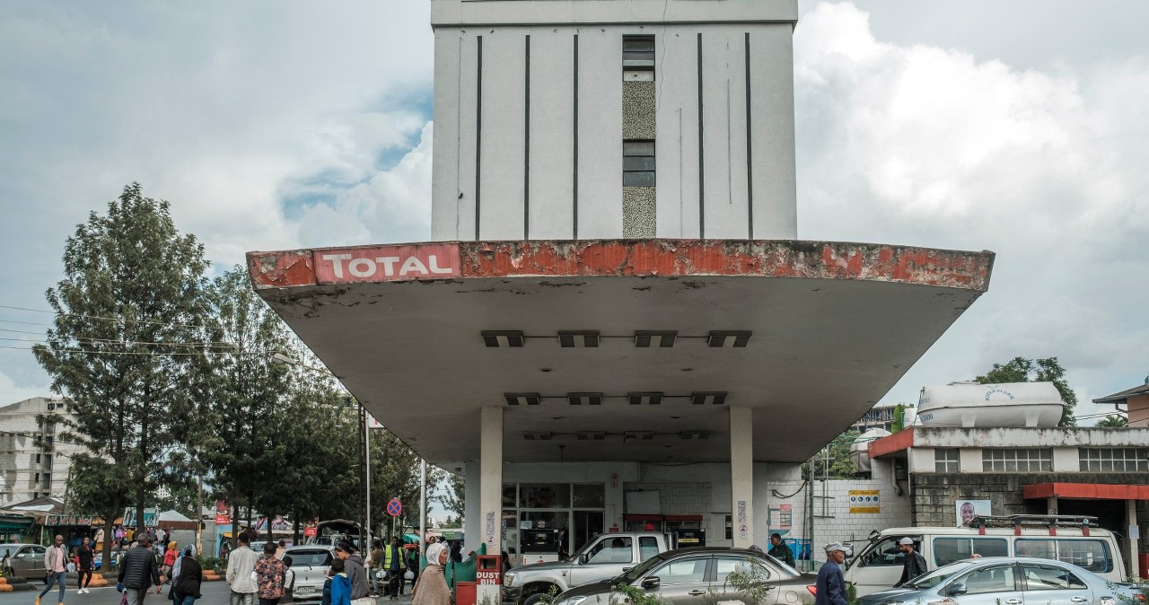 Całymi dniami stoją w kolejkach po benzynę. Kryzys paliwowy paraliżuje kraj