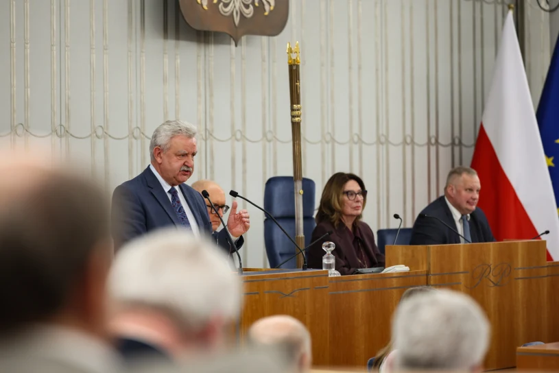 Senat przyjął ustawy o obniżce cen paliw. Teraz decyzja prezydenta