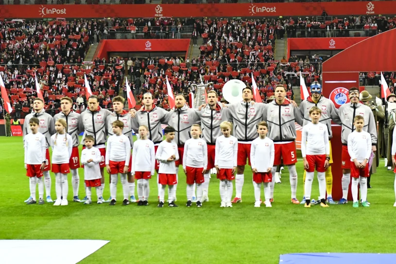 Prawie niesłyszalny hymn na PGE Narodowym. Orkiestra Straży Granicznej tłumaczy