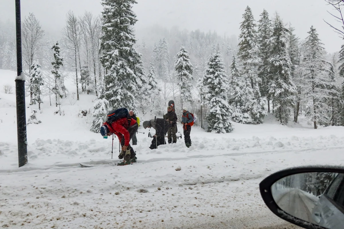 Intensywne opady śniegu w Tatrach przyniosły długo wyczekiwaną poprawę warunków narciarskich na Kasprowym Wierchu. Od najbliższej soboty ponownie rusza wyciąg krzesełkowy w Dolinie Goryczkowej, a narciarze mogą liczyć na najlepsze warunki tej zimy. Służby ostrzegają jednak, że w górach panują trudne warunki turystyczne, a bezpieczeństwo powinno być priorytetem.