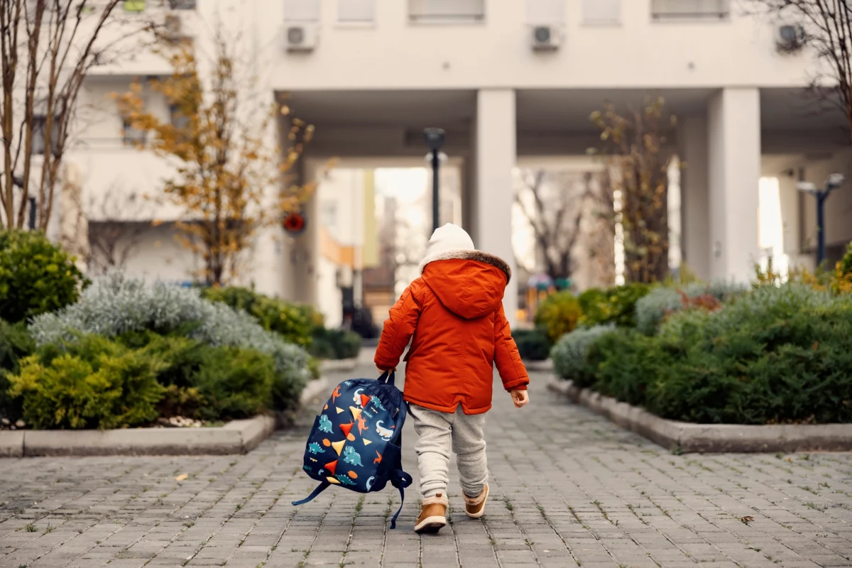 W województwie warmińsko-mazurskim odnotowano najniższy od 2018 roku odsetek uczniów szkół podstawowych noszących zbyt ciężkie tornistry. Najnowsze badania Państwowej Inspekcji Sanitarnej pokazują, że tylko 10,6 proc. dzieci przekracza zalecaną wagę plecaka, co jest efektem wieloletnich działań edukacyjnych i profilaktycznych.
