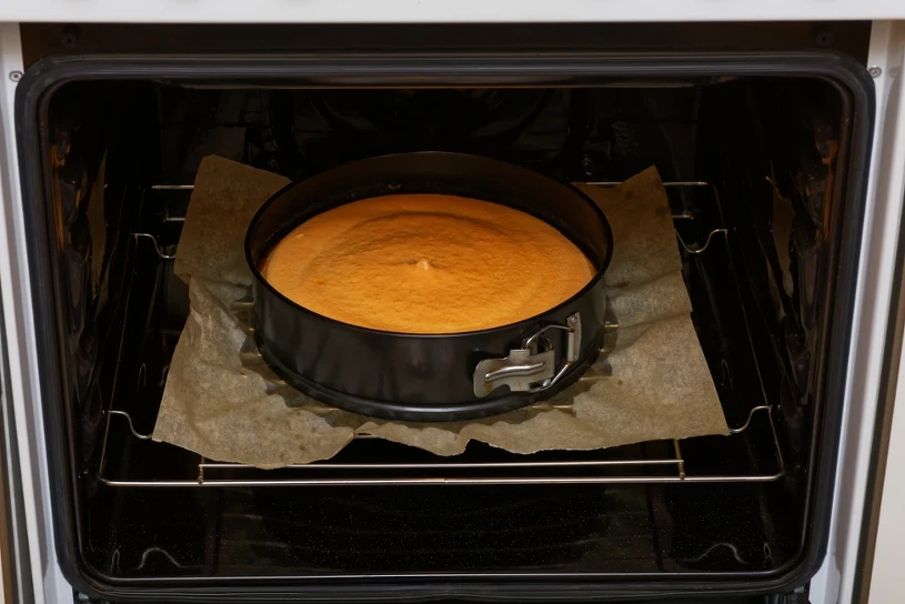 Sernik idealny bez kąpieli wodnej? Jedna zmiana w temperaturze to przełom