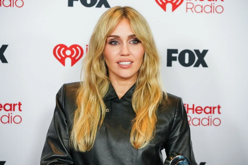 Miley Cyrus olśniła na gali. Jej skórzany garnitur to klasa sama w sobie