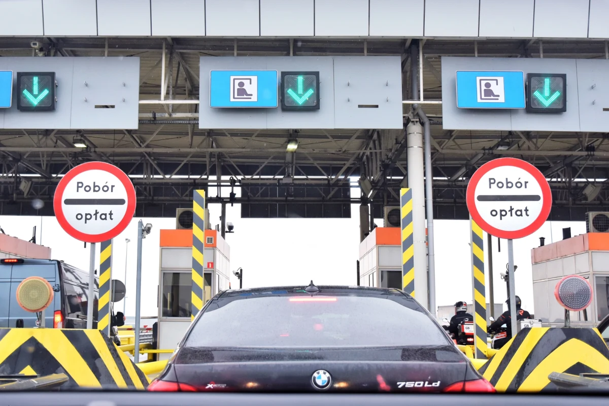 Rosnące opłaty na autostradach wracają jak bumerang. Kierowcy narzekają, rząd rozkłada ręce, a eksperci mówią wprost: "darmowe drogi to mit". Dziś w cyklu "Twoje zdanie w Radiu RMF24" sprawdzaliśmy, kto i za co płaci? I co może się zmienić.