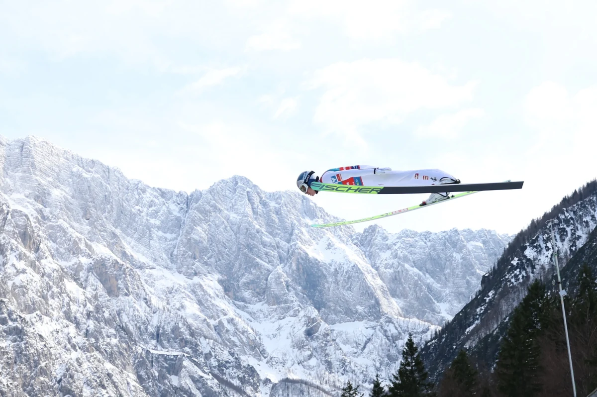 Pod nieobecność Kacpra Tomasiaka najlepszym skoczkiem w polskiej ekipie w piątek w słoweńskiej Planicy okazał się Piotr Żyła. Zajął 29. miejsce. Aleksander Zniszczoł był 36., a Kamil Stoch 38. Konkurs wygrał Słoweniec Domen Prevc.