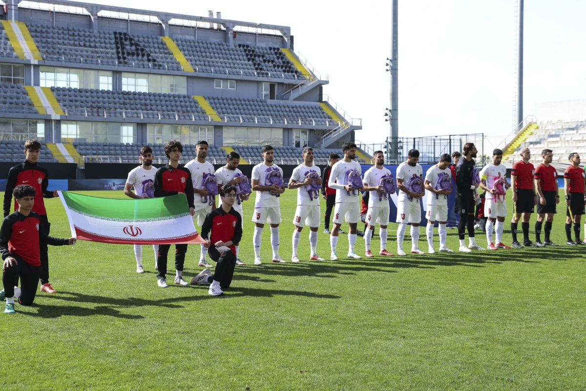 Piłkarze reprezentacji Iranu przed towarzyskim meczem z Nigerią stanęli do hymnu, trzymając szkolne tornistry. Jak wyjaśnił przedstawiciel drużyny, był to protest przeciwko zabójstwu uczennic podczas pierwszego dnia amerykańsko-izraelskich ataków. W szkole w mieście Minab zginęło w wyniku ataku powietrznego ponad 150 dziewcząt.
