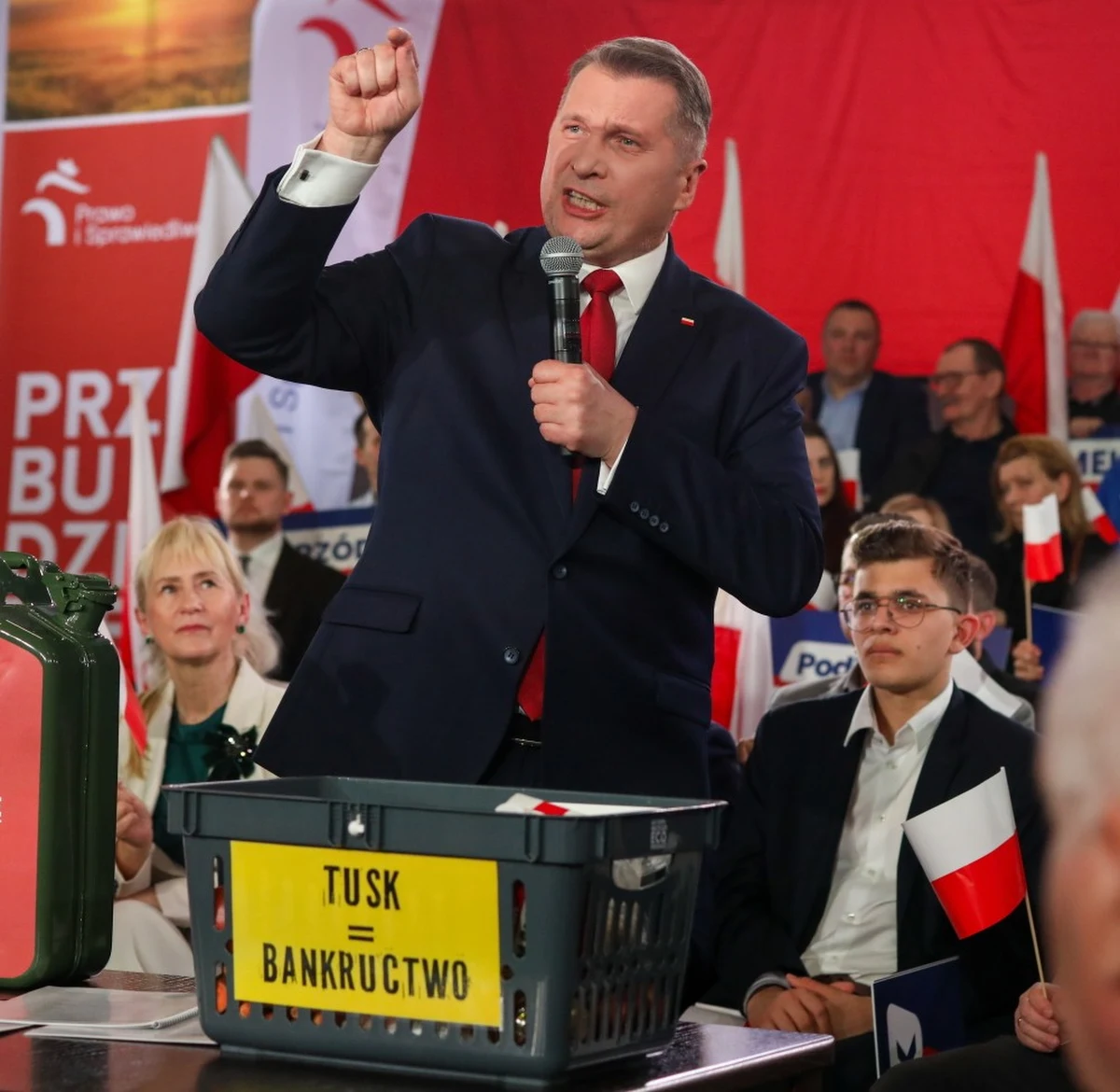 "Drożyzna, jaka panuje w sklepach jest niebywała. My nie chcemy polexitu, chcemy Tuskexitu" - powiedział w piątek w Wysokiem Mazowieckiem na Podlasiu wiceprezes Prawa i Sprawiedliwości Przemysław Czarnek, uderzając w szefa rządu Donalda Tuska. Kandydat PiS na premiera zarzucił władzy, że wskutek braku jego działań bardzo drogie są nie tylko paliwa, ale i żywność.