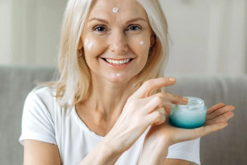 Pielęgnacja po 60-tce. Pięć kosmetyków, które odmładzają