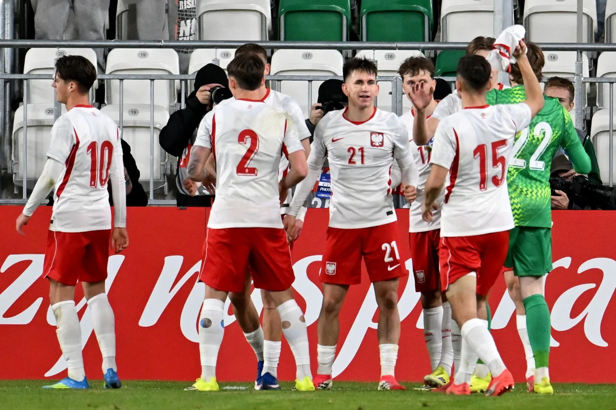 ​Po wczorajszym zwycięstwie Polaków w półfinale baraży do mistrzostw świata nad Albanią, piłkarze reprezentacji do lat 21 również stanęli na wysokości zadania. W Radomiu pokonali Armenię 4:1, kontynuując serię kolejnych zwycięstw w rzędu. To było już siódme. 