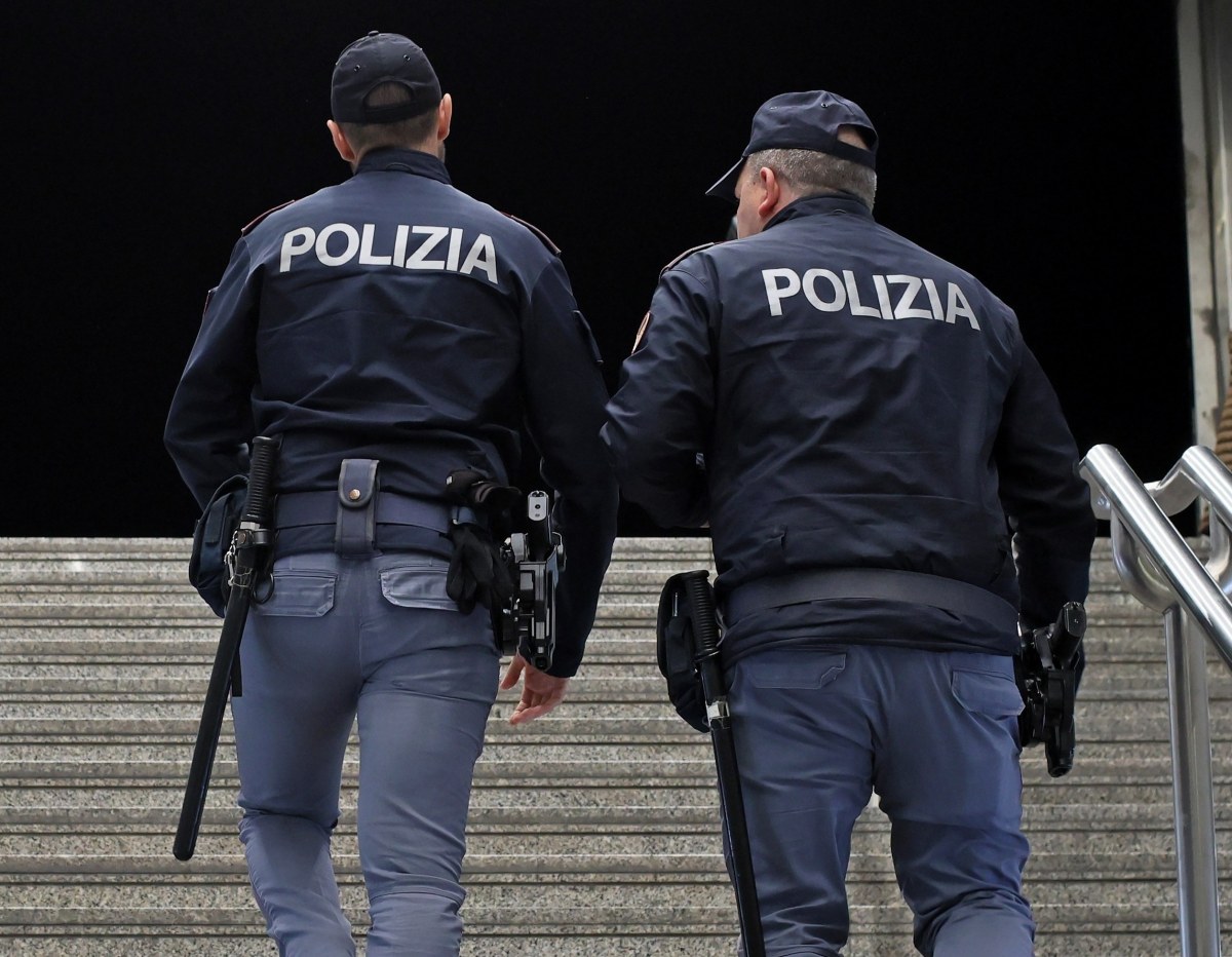 Uciekali przed policją. Po przeskoczeniu ogrodzenia znaleźli się na... posterunku