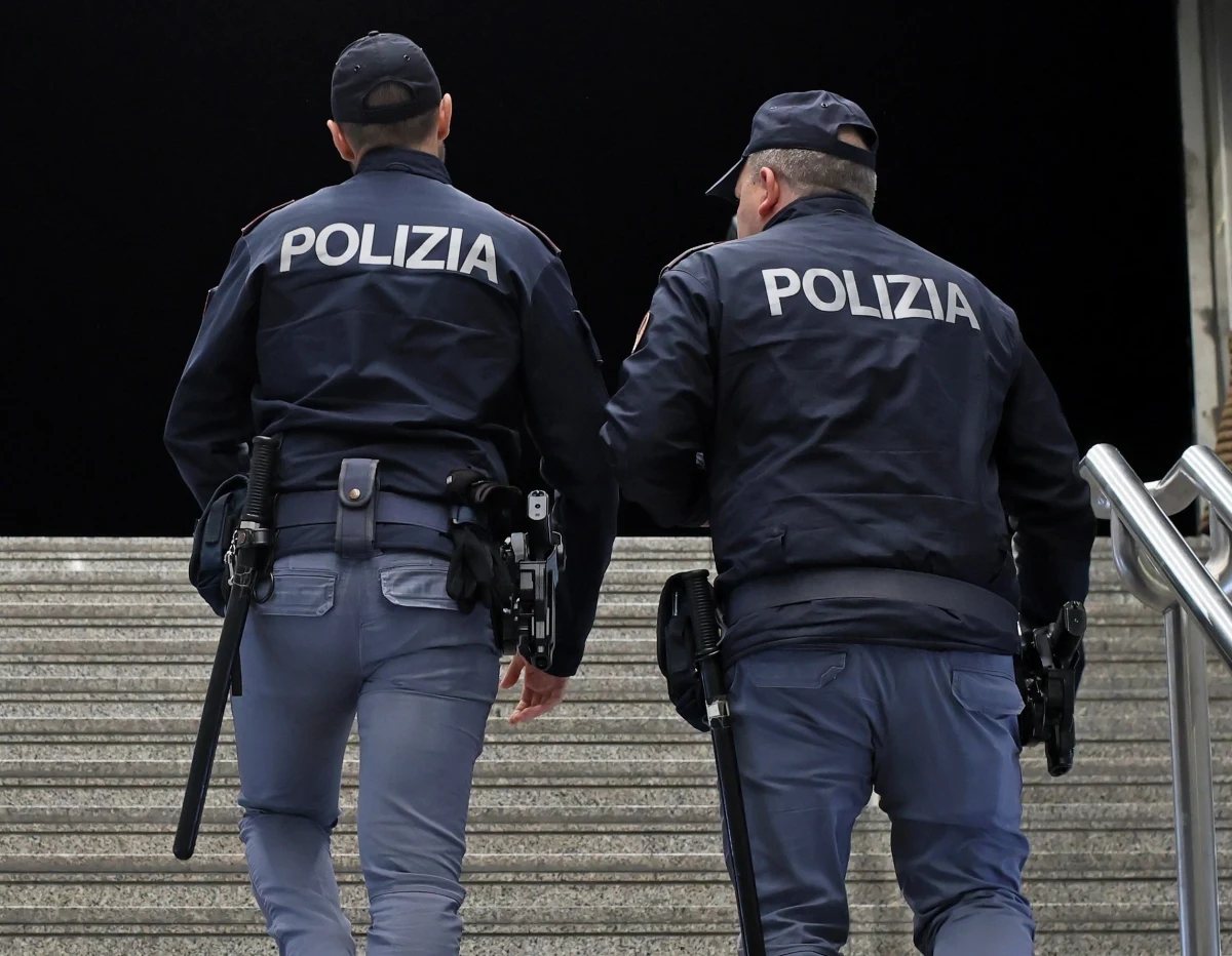 Dwóch złodziei uciekających przed karabinierami pod Neapolem we Włoszech przeskoczyło przez ogrodzenie licząc, że w ten sposób nie zostaną schwytani. Wtedy okazało się, że wylądowali na terenie... posterunku karabinierów i dosłownie wpadli funkcjonariuszom w ręce.