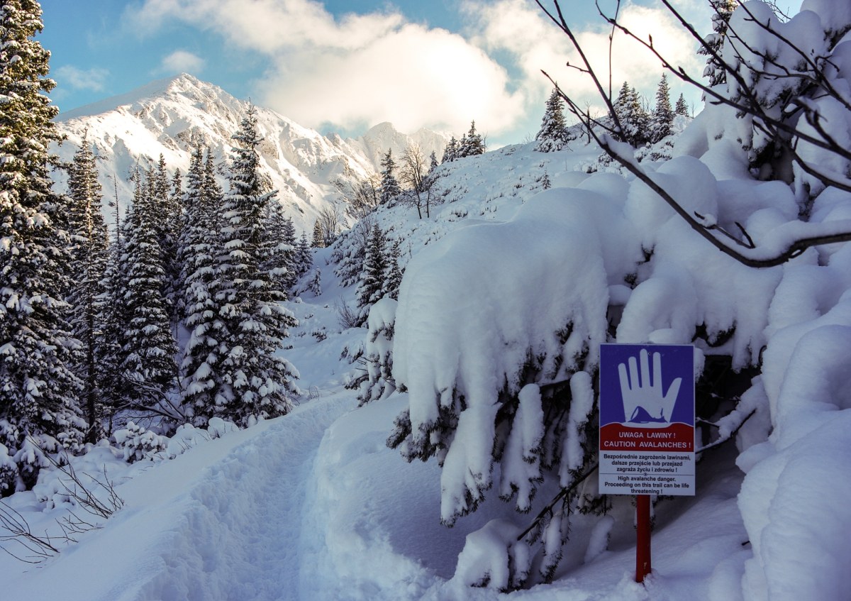 Bardzo trudne warunki na szlakach. W Tatrach trzeci stopień zagrożenia, ratownicy apelują