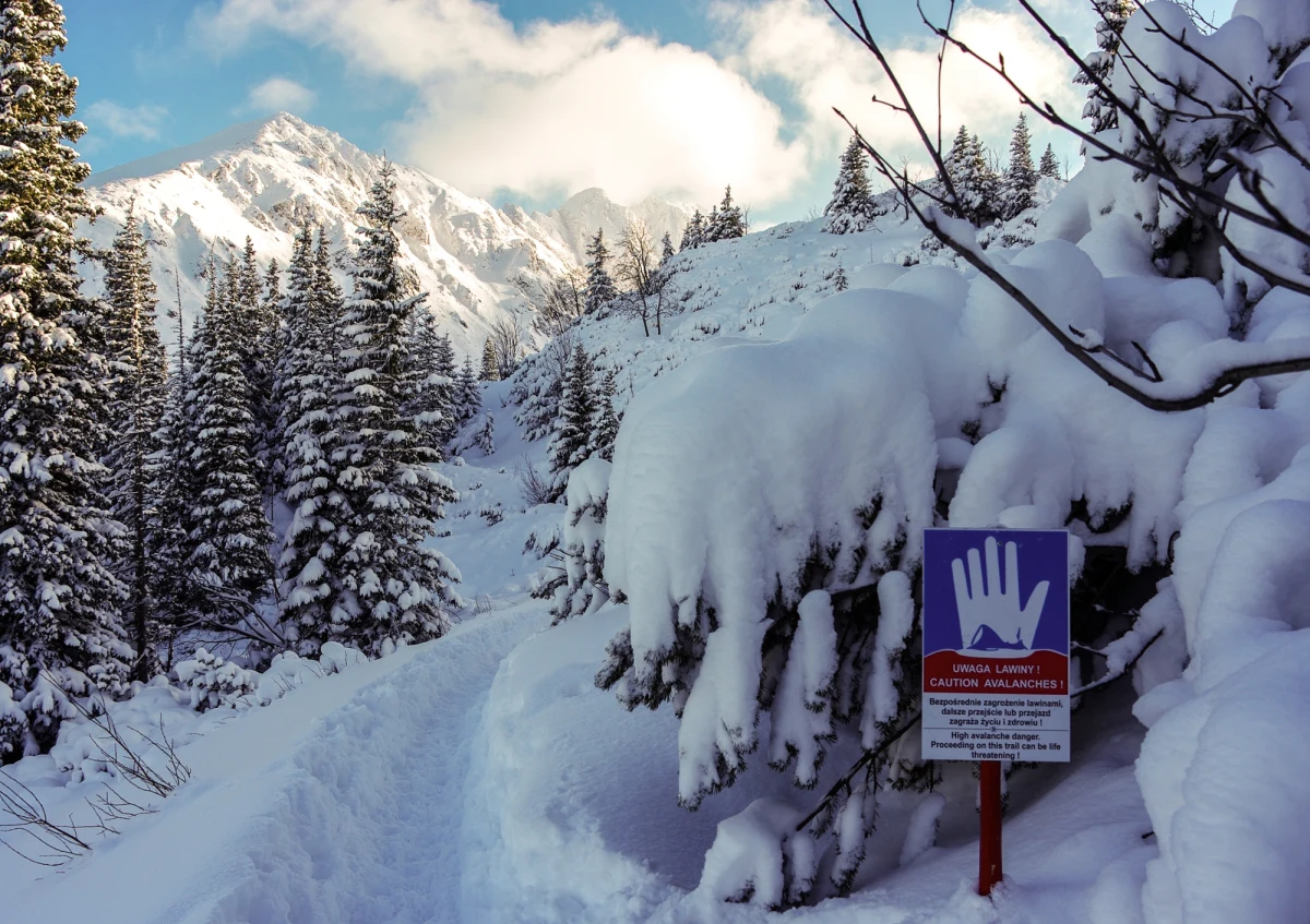 Od soboty w Tatrach obowiązuje trzeci, znaczny stopień zagrożenia lawinowego. Ratownicy Tatrzańskiego Ochotniczego Pogotowia Ratunkowego apelują o szczególną ostrożność i przypominają, że warunki turystyczne w górach są bardzo trudne. Intensywne opady śniegu oraz silny wiatr znacznie pogorszyły sytuację na szlakach.