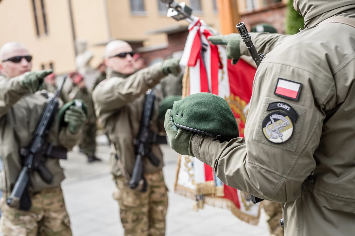 Zaledwie miesiąc temu byli cywilami, a dziś stoją w szeregu jako pełnoprawni żołnierze. W Centrum Szkolenia Wojsk Specjalnych w Lublińcu zakończył się podstawowy etap kursu JATA – programu przygotowującego kandydatów do selekcji w elitarnych jednostkach Wojska Polskiego. W obecności dowódców oraz bliskich kursanci złożyli uroczystą przysięgę wojskową.