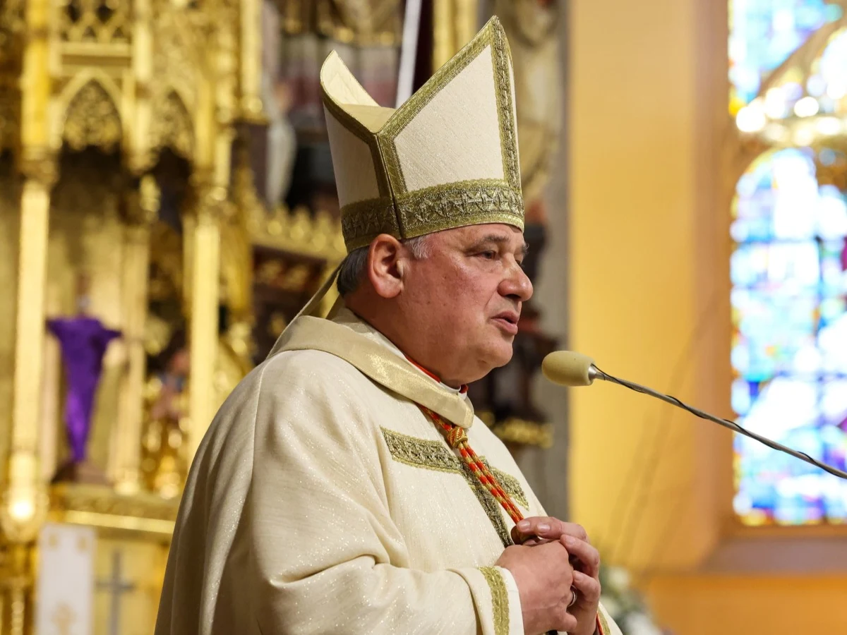 Kardynał Konrad Krajewski oficjalnie objął urząd metropolity łódzkiego, zastępując kard. Grzegorza Rysia. "Moim jedynym zadaniem jest być z wami i z wami iść do świętości" - zapewniał wiernych zgromadzonych w łódzkiej archikatedrze. "Czasem zasłaniamy Boga sobą, jesteśmy karykaturą Chrystusa - dobrze o tym wiecie. Jesteśmy z ludu wzięci i mamy obciążenia jakie ma dziś lud" - przyznał, mając na myśli duchownych. 