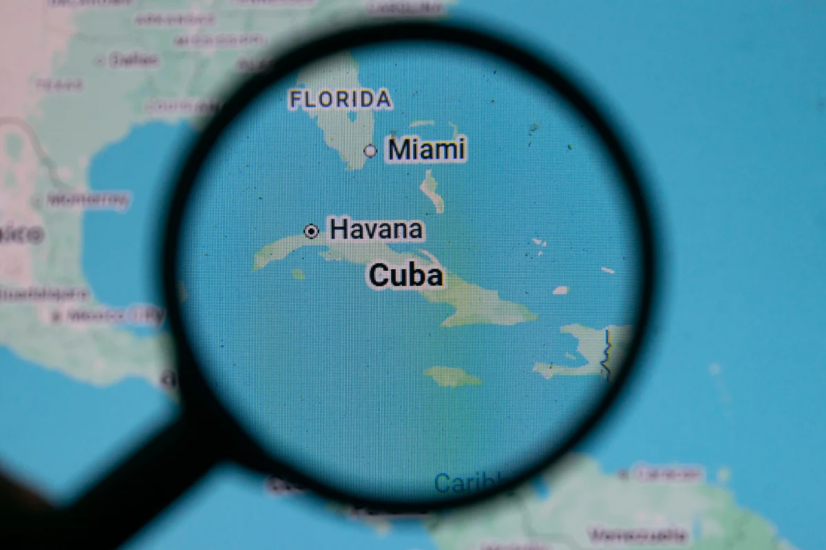 Ministerstwo Spraw Zagranicznych podniosło poziom ostrzeżenia dla podróżujących na Kubę do najwyższego, czwartego stopnia. Resort zdecydowanie odradza wszelkie wyjazdy na wyspę, także w pilnych sprawach rodzinnych i zawodowych. Decyzja ma związek z pogarszającą się sytuacją gospodarczą i energetyczną na Kubie.