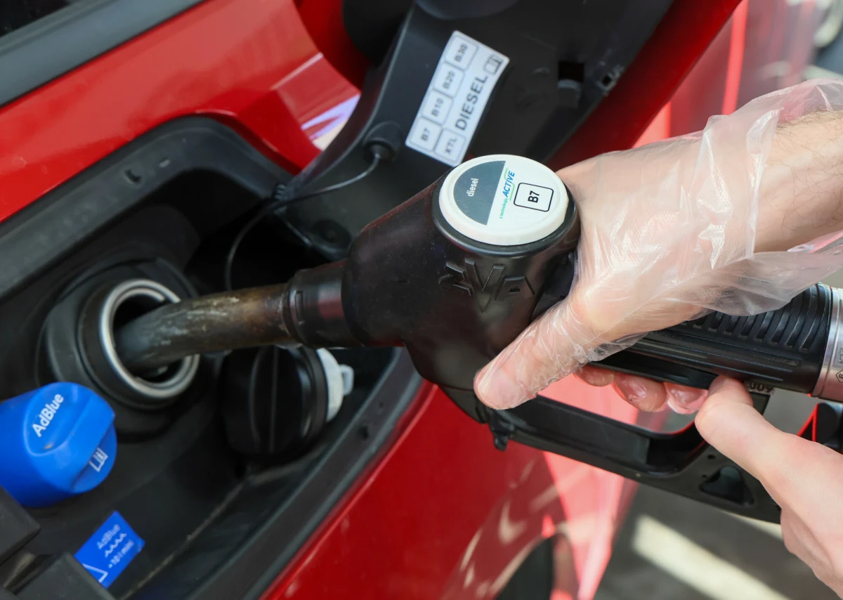 W sobotę w Dzienniku Ustaw opublikowano ustawy umożliwiające obniżkę cen paliw, co jest niezbędnym warunkiem ich wejścia w życie. Nowe przepisy pozwolą na ograniczenie wzrostu cen m.in. przez obniżkę akcyzy na paliwo i wprowadzenie ceny maksymalnej. Oba akty prawne wejdą w życie z dniem następującym po dniu ogłoszenia, czyli od niedzieli. Obniżki mają sięgnąć 1,2 zł na litrze.